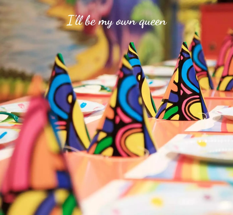 手绘黑白皇冠英文皇后朋友圈封面