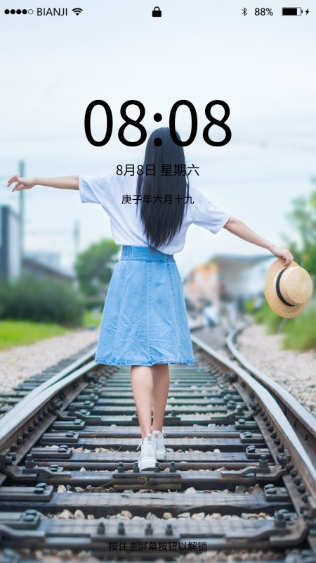 铁轨上行走的女孩