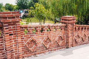 图怪兽原创元素逛公园红砖桥围栏