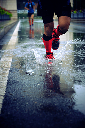 跑步运动健身跑鞋雨天水湾涉水挑战越野