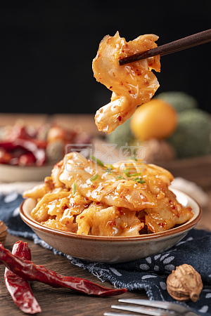 图怪兽原创元素木桌上夹起的辣白菜特写