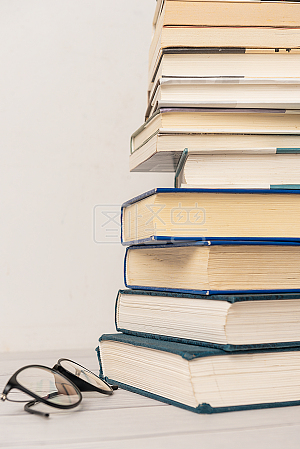 图怪兽摄影图素材多本书籍背景图