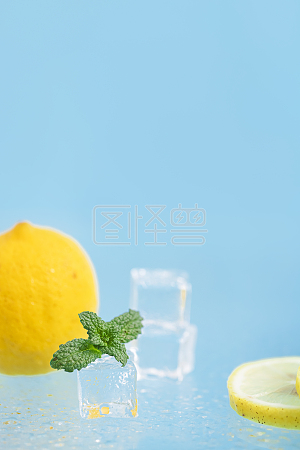 图怪兽原创摄影图夏日冰块柠檬蓝色背景