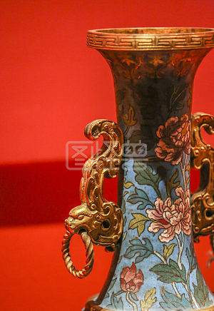 图怪兽原创元素历史博物馆中国红色背景鎏金花瓶中国传统纹样学生历史