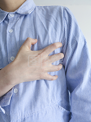 图怪兽原创元素简约背景患者捂胸口房颤心脏病科普宣传海报背景素材