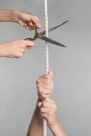 坚持抓绳子攀爬的双手