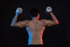 运动男性人像肌肉身材哑铃创意照