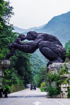 神农架官门山景区大门雕像