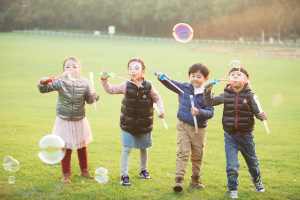 小孩子吹泡泡