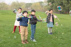 小孩子吹泡泡