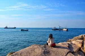 海边远眺的少女