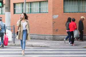 过马路的年轻女性