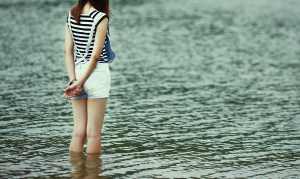 站在水里的女孩意境图