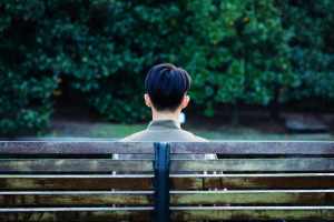 坐长椅上的男性背影