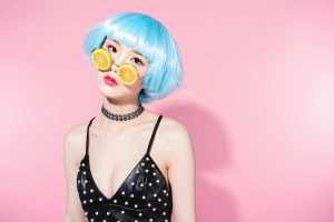性感时尚美女与柠檬