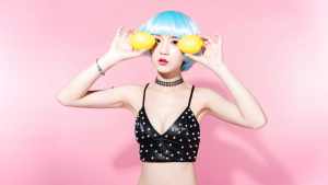 性感时尚美女与柠檬