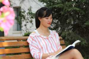 长椅上读书的女孩