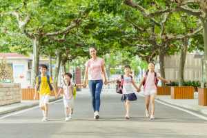 教师节老师牵着学生们上学