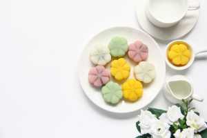 清新简约彩色冰皮月饼中秋美食白底背景素材