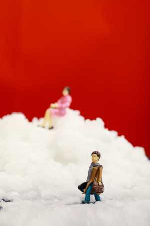 圣诞装置雪地里的小人