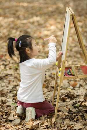 女孩在学习画画