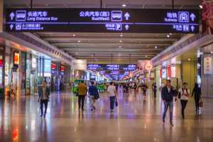 旅游度假游客指示牌指引
