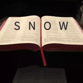 黑色圆形蓝色摄影雪景雪英文公众号封面小图