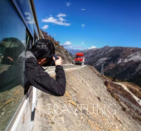 墨绿划船一个人旅行季朋友朋友圈封面