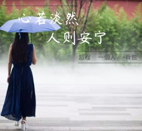 黑白色的相机与淡然安宁的人生