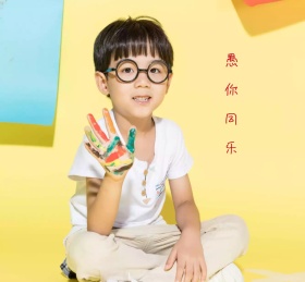 黄色卡通愚人节马戏团红包朋友群封面