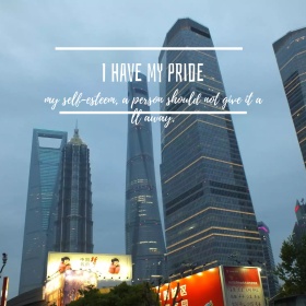 自尊街道行人黑白文艺简约公众号正方形配图