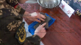 学雷锋电子奉献荷花黑色古风手抄报