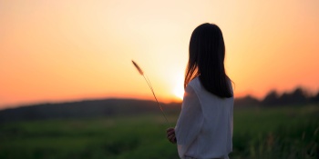 夕阳下的女性背影