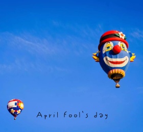 黄色卡通愚人节节日红包朋友圈封面