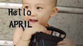 爱四月小男孩手拿笔画画公众号封面