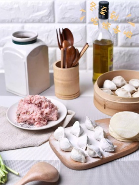 二十四节气冬至包饺子原创手绘海报冬至创意广告